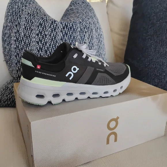 On Running Shadow | Lima Women's Cloudrunner 2 Wide - Picture 5 of 9